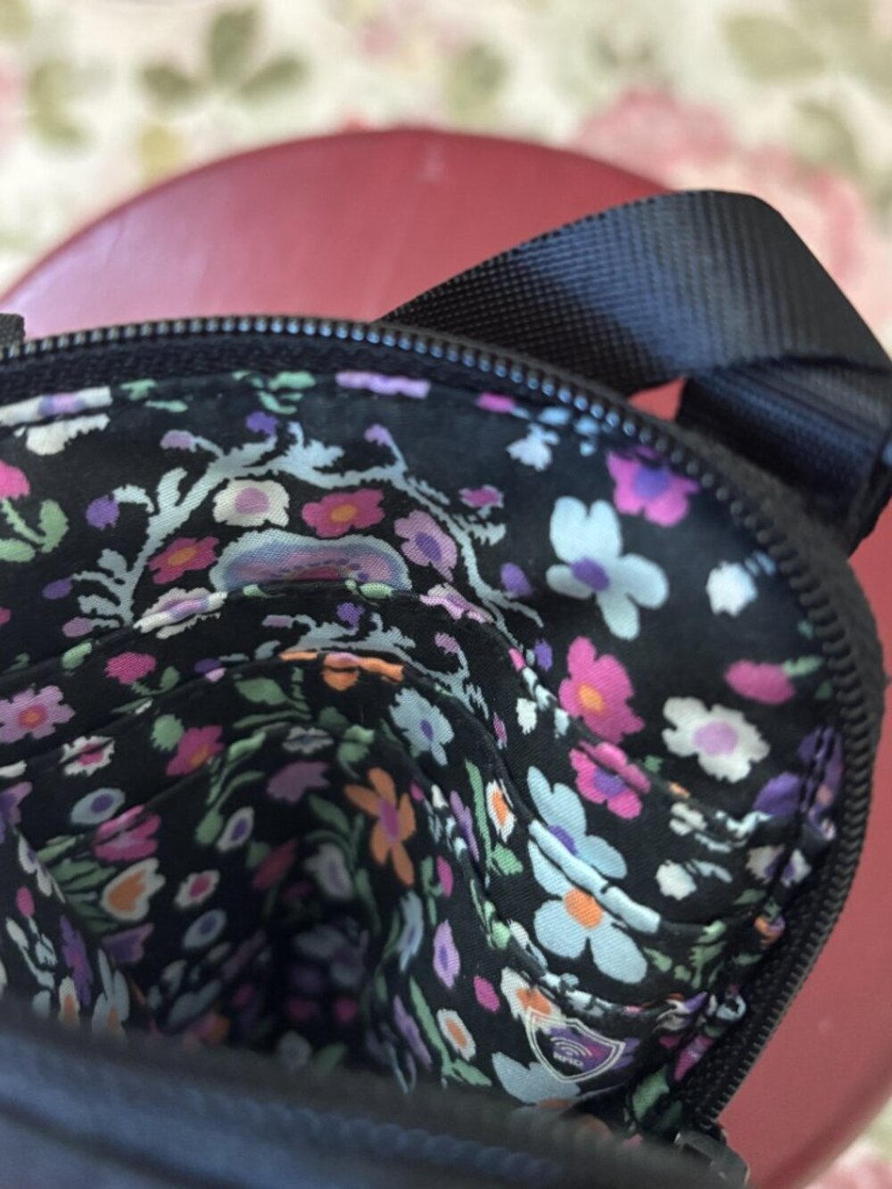 Vera Bradley Black Nylon RFID Crossbody Wallet Bag Like New - Picture 3 of 3